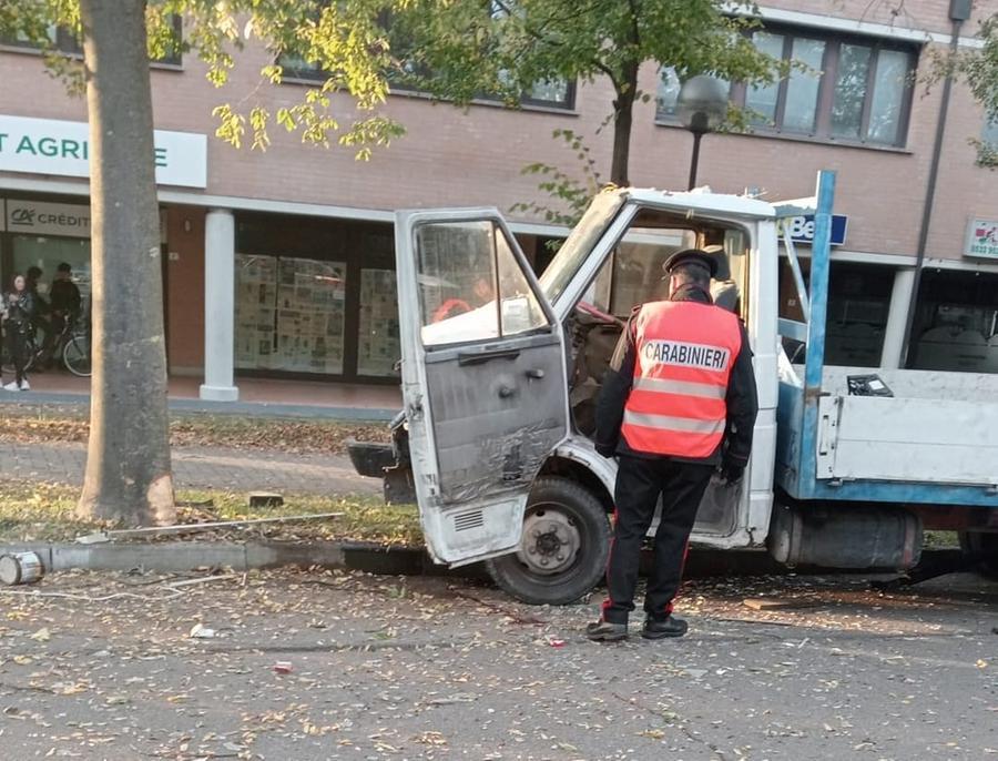 Si schianta contro un albero con l’autocarro, 52enne grave