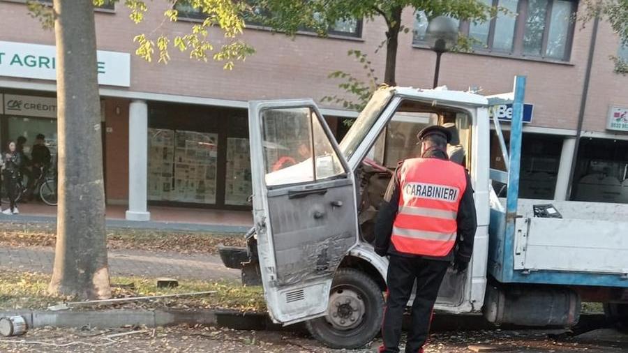 Si schianta contro un albero con l’autocarro, 52enne grave