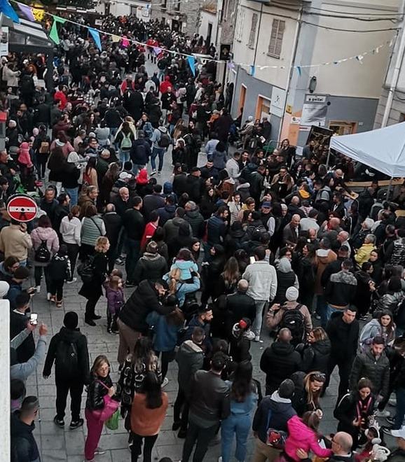Sold out alle Tappas di Mamoiada, il sindaco: «Non venite, il paese è intasato» 