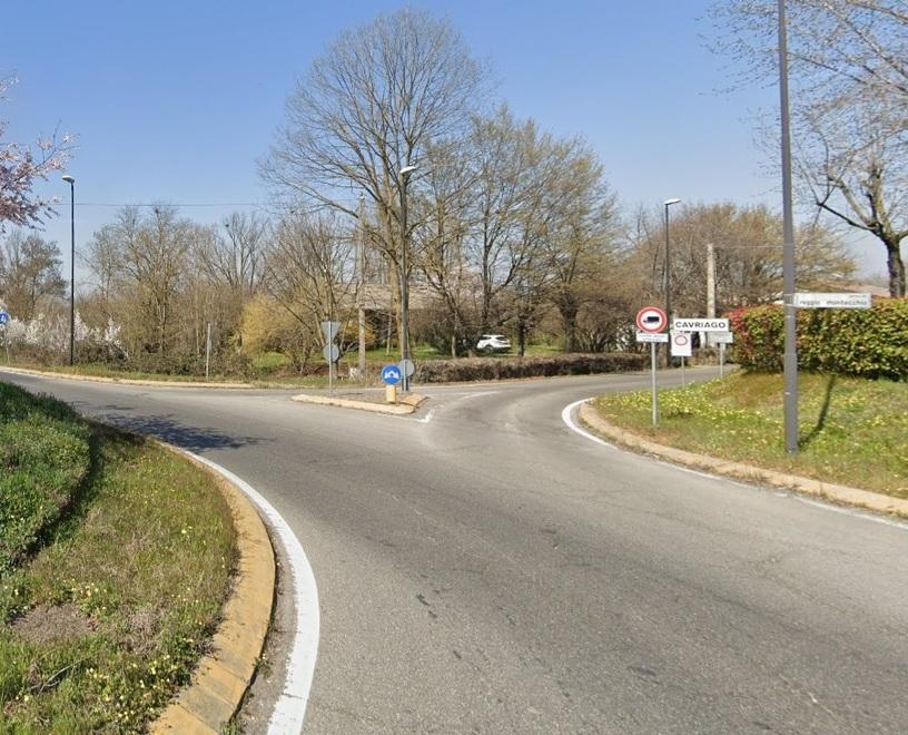 Cavriago, le lampeggiano in auto si ferma e la derubano