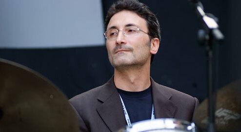 Modena Centrale 66, Lucio Caliendo alla batteria in un omaggio ai grandi del jazz latino 