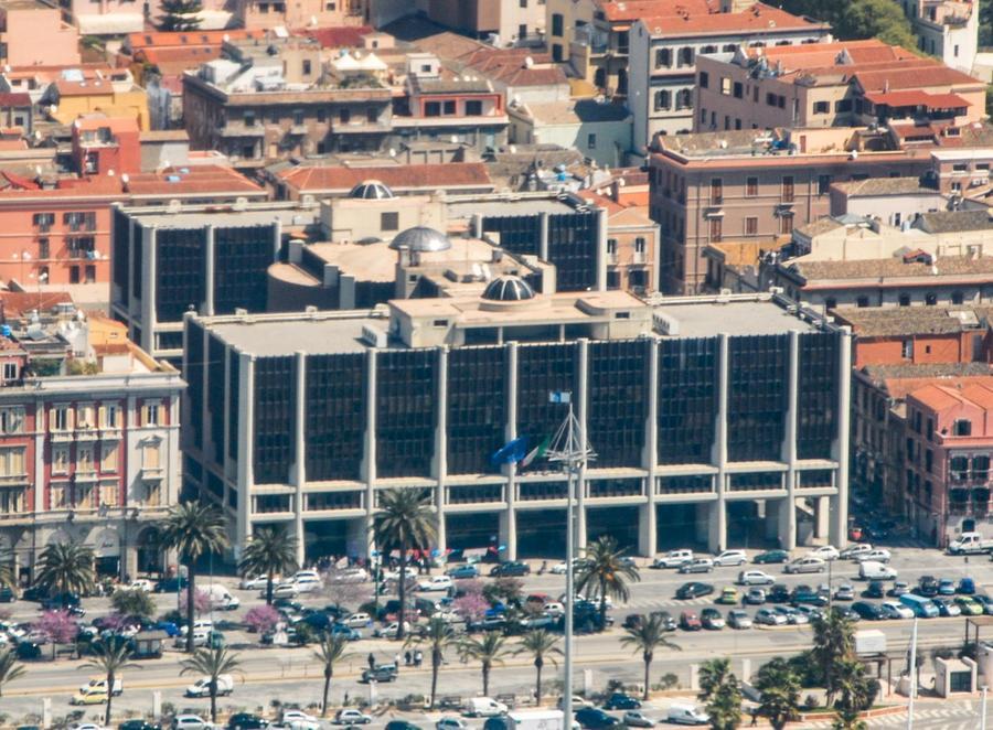 
	Il palazzo del consiglio regionale a Cagliari <em>(foto Mario Rosas)</em>

