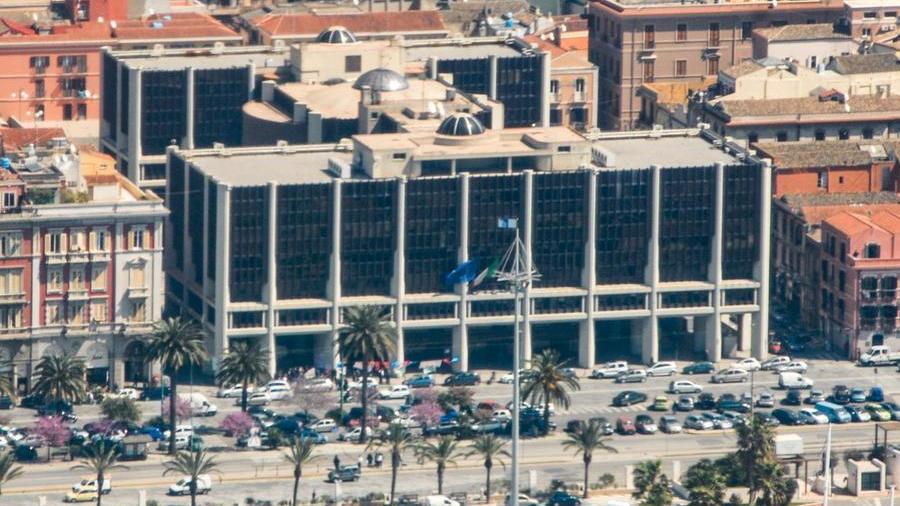Il palazzo del consiglio regionale a Cagliari <em>(foto Mario Rosas)</em>