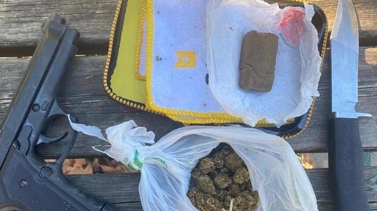 Le foto con la pistola sui social, arrestato a Pontedera spacciatore di 18 anni