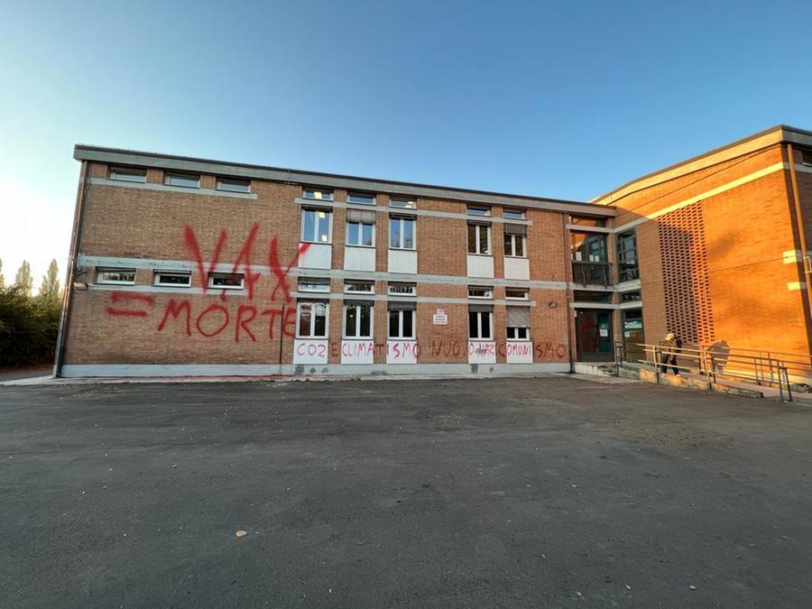 Sono tornati gli imbrattatori di muri. Scritte farneticanti al liceo di Carpi