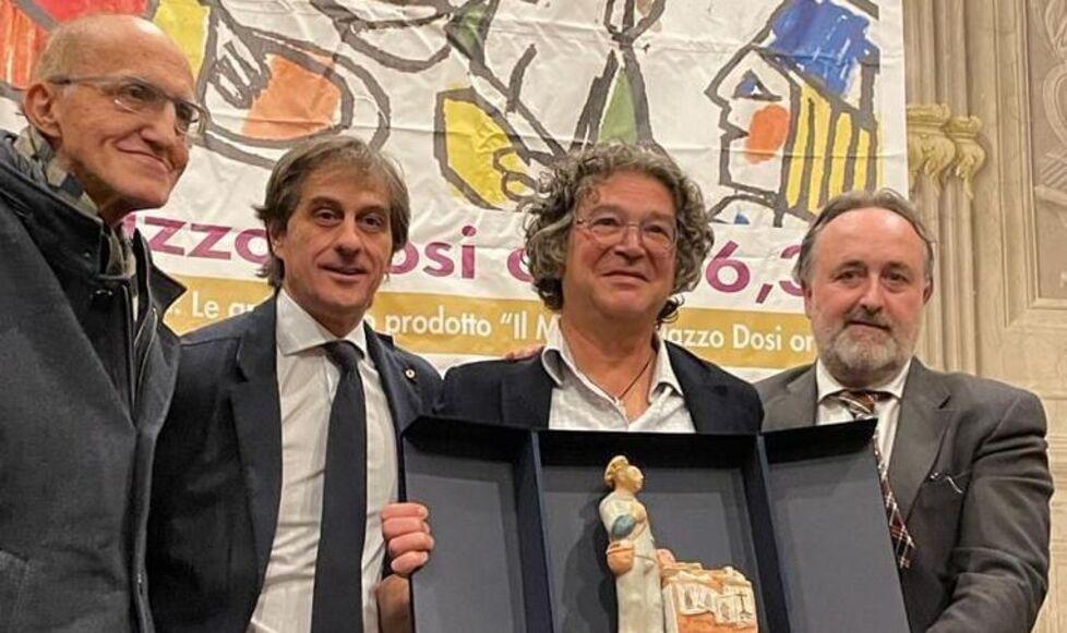 Il pontederese Alessandro Morelli mentre ricevea Pontremoli il Premio Bancarella della Cucina e a destra in versione chef