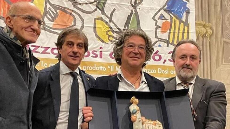 Il pontederese Alessandro Morelli mentre ricevea Pontremoli il Premio Bancarella della Cucina e a destra in versione chef
