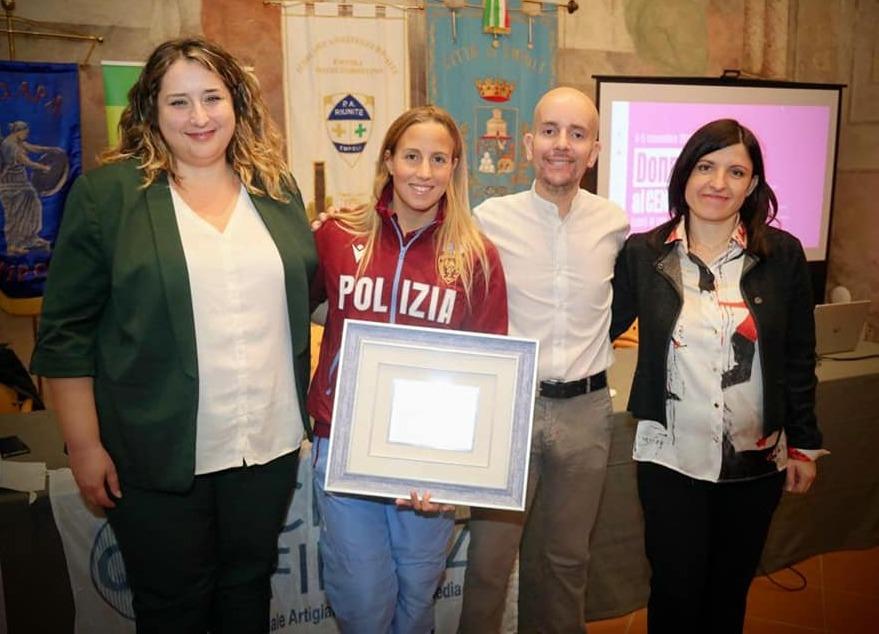 Ginevra Taddeucci premiata durante il festival Donne al centro