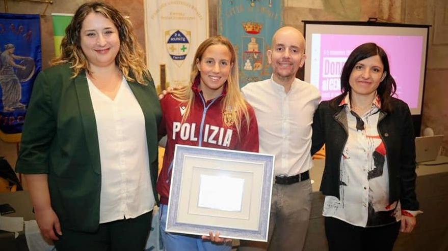 Ginevra Taddeucci premiata durante il festival Donne al centro