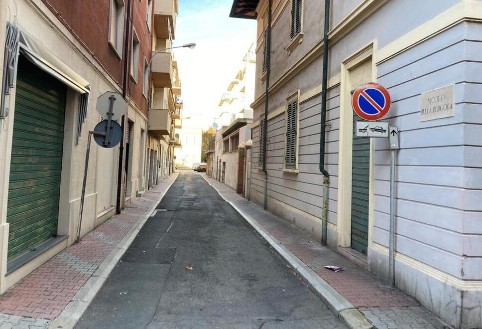Uno scorcio di via della Pergola a Piombino dove la signora è caduta per una sconnessione del marciapiede la notte del 19 settembre 2020