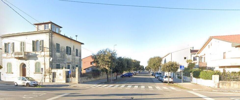 La zona di via Milazzo dove la donna cadde nel 2016 a causa di una buca