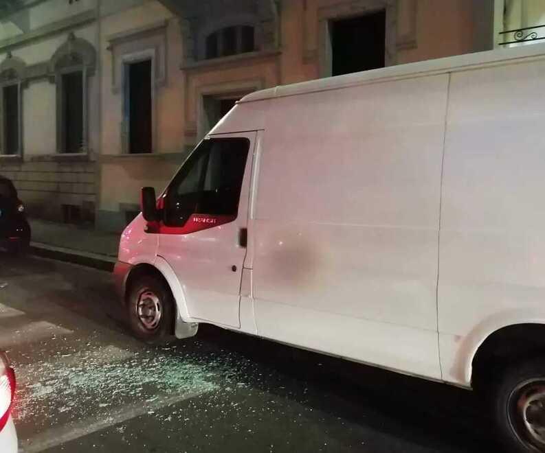 Il furgone, di proprietà di un negoziante della zona, il cui finestrino è stato sfondato. Poco dopo il fatto i militari hanno sequestrato nell’appartamento del 77enne una fionda artigianale in legno e dei pallini di metallo