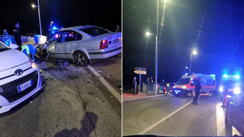 A sinistra le due macchine dopo lo scontro; in quella di destra su cui viaggiavano i due uomini scappati a piedi manca la targa; a destra la scena dell’incidente avvenuto poco prima delle 20 di ieri sera in via Federigi dove sono arrivate tre ambulanze inviate dal 118, l’automedica e una pattuglia dei carabinieri