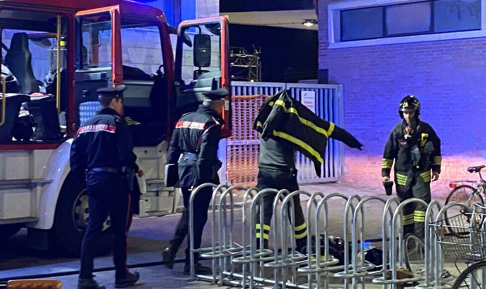 Divampa un incendio nel “dormitorio” accanto alla stazione