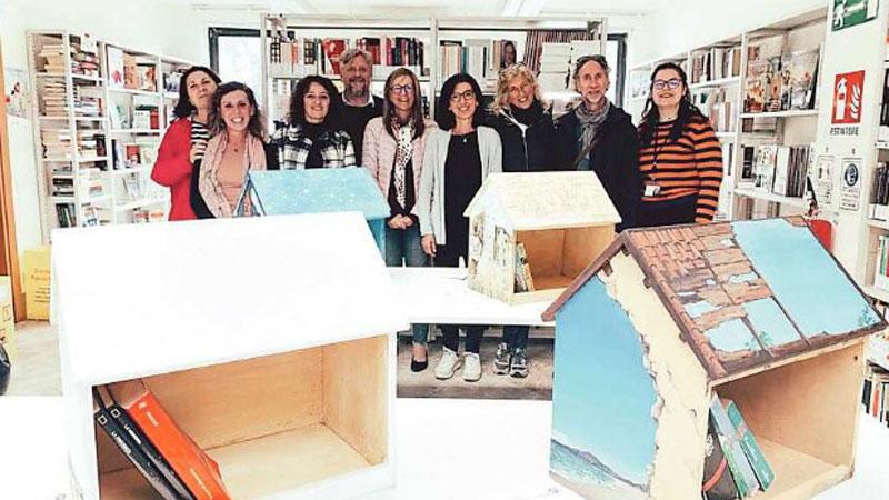 
	I promotori del progetto presentano le casette del &ldquo;book crossing&rdquo; a Capalbio

