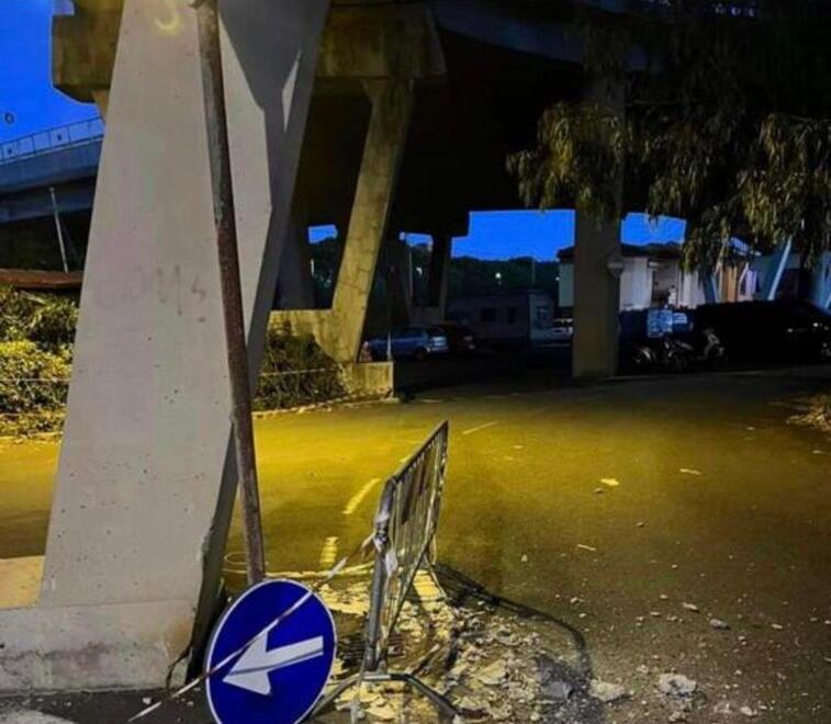 Rosignano, piovono calcinacci dal cavalcavia: nuovi distacchi e riaffiorano i timori 