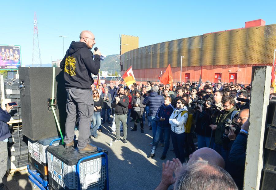 Ex Gkn: tensione ai cancelli, annullato lo smobilizzo. Borgomeo: “Non c’erano le condizioni per farlo in sicurezza, occupazione illegale”