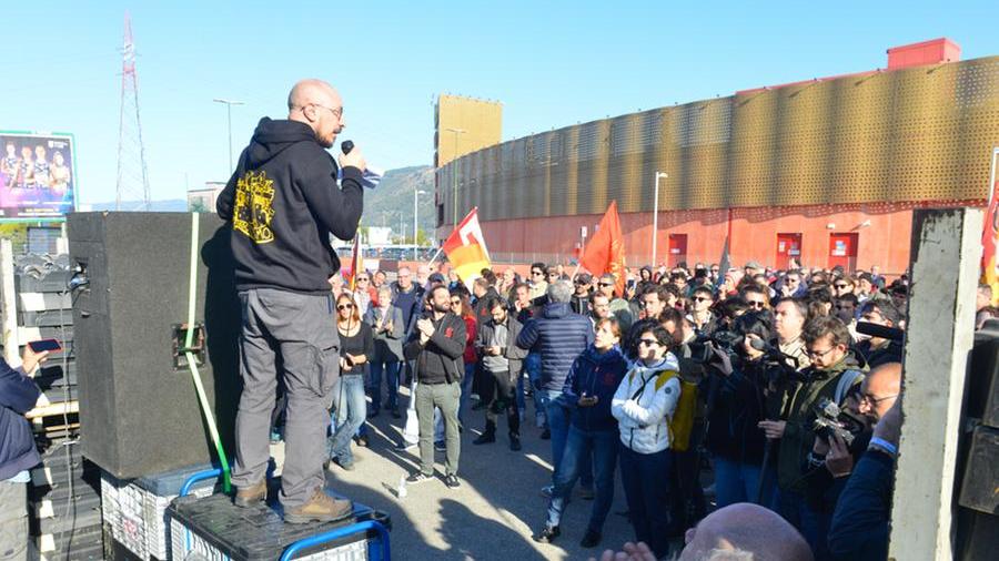 Ex Gkn: tensione ai cancelli, annullato lo smobilizzo. Borgomeo: “Non c’erano le condizioni per farlo in sicurezza, occupazione illegale”