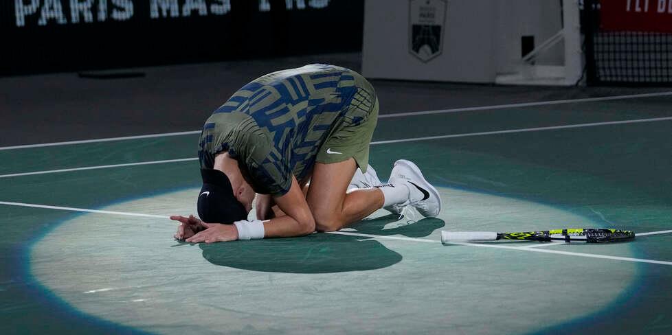 Il danese si inginocchia dopo il punto decisivo contro Djokovic