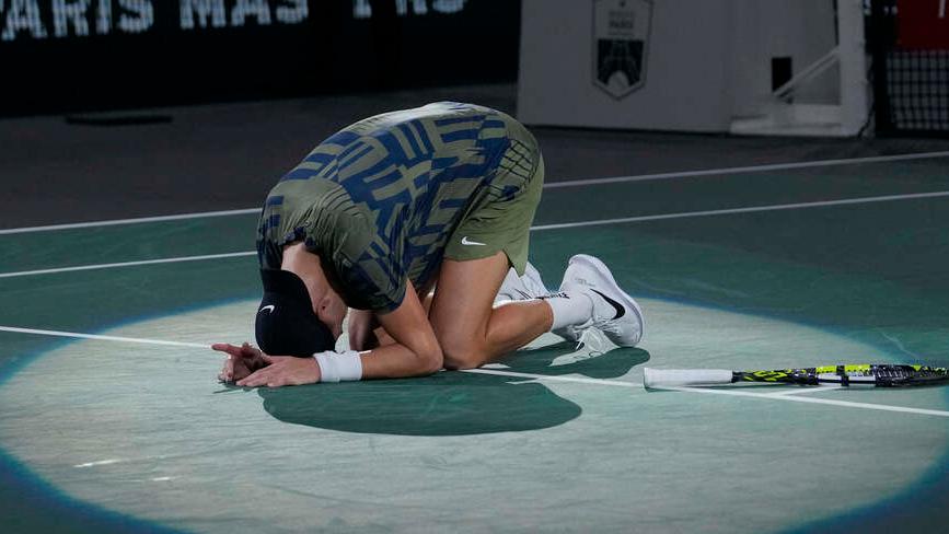 Il danese si inginocchia dopo il punto decisivo contro Djokovic