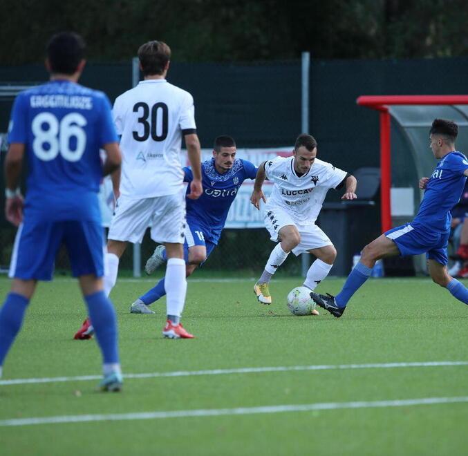 Alcuni  momenti del match tra gli  amaranto (ieri però in casacca bianca) e la squa