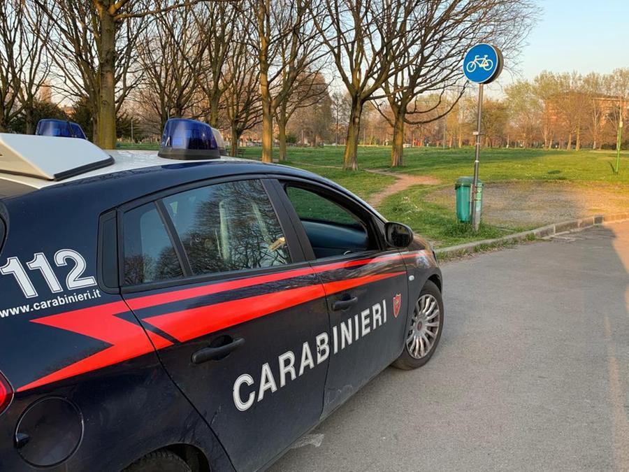 Carpi.  Prende a testate e lancia sassi contro due carabinieri durante un controllo. Medicati al Pronto Soccorso