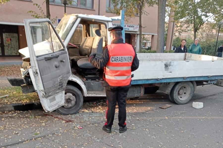 Morto il conducente dell’autocarro finito contro un albero a Bagnolo