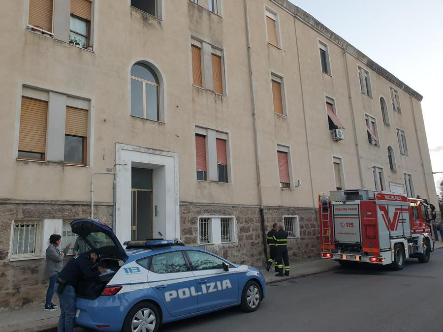 Anziana trovata morta in casa a Sassari, grave la sorella: non è riuscita a chiamare i soccorsi