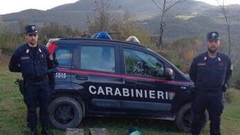 Reti e pali per la cattura illegale di uccelli: tre denunciati dai carabinieri forestali