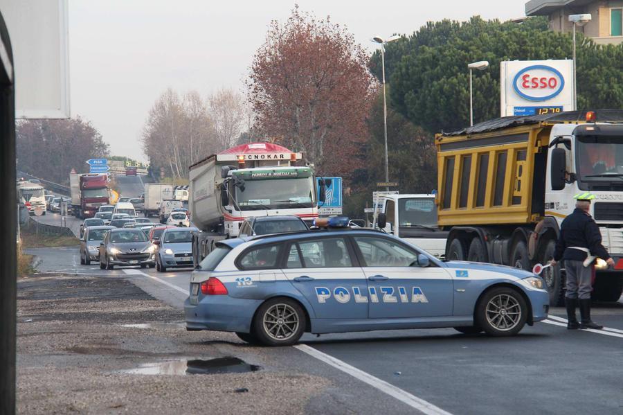 
	Un intervento della polizia stradale sull'Aurelia a Stagno (foto d'archivio)

