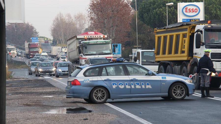 Un intervento della polizia stradale sull'Aurelia a Stagno (foto d'archivio)