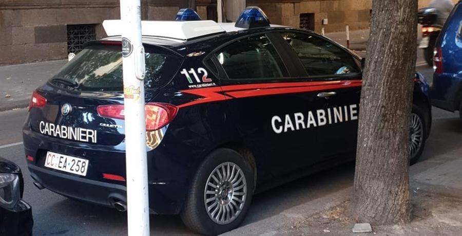 Senza motivo prende a schiaffi i passeggeri del treno, arrestato un 19enne a Sassari
