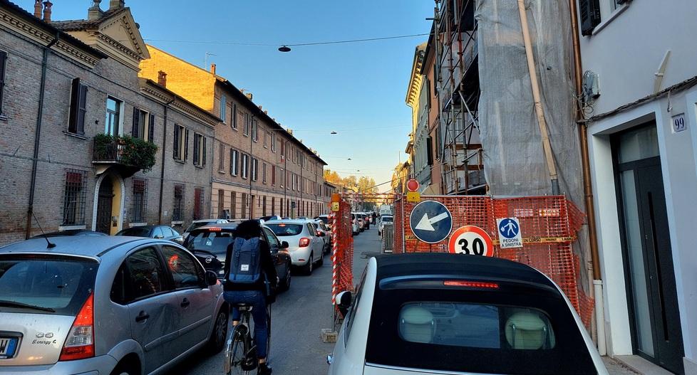 Ferrara, corso Porta Mare come una camera a gas: traffico e ostacoli