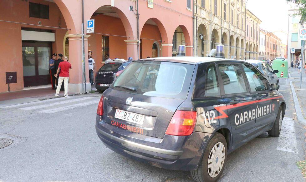Cento, un’altra rapina con il coltello: caccia alla banda dello scooter