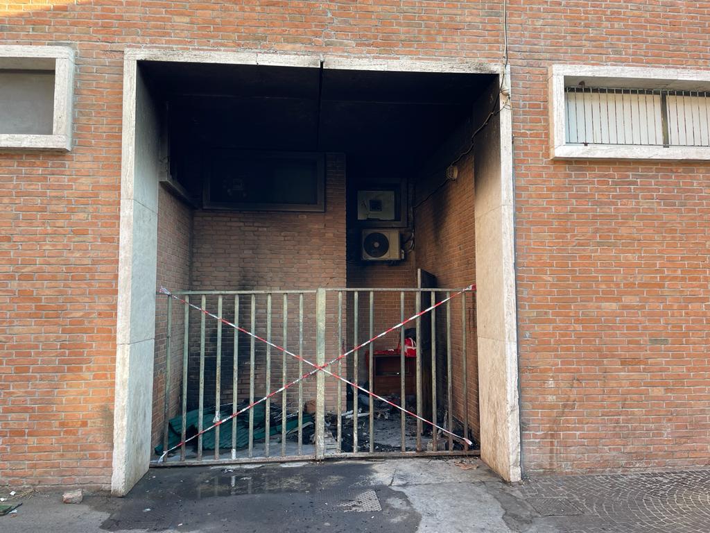 Nel locale andato a fuoco dormiva da mesi un abusivo