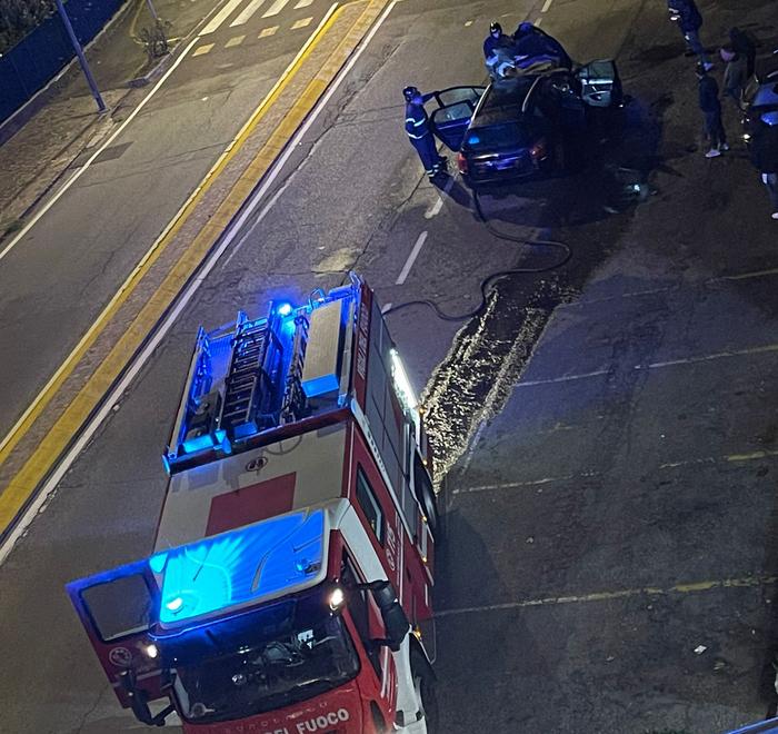 Fiorano. Auto a fuoco, fuga in pizzeria