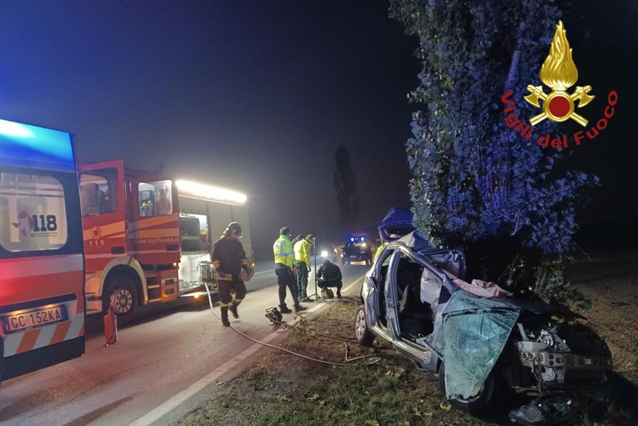 Finale Emilia,  auto esce di strada e si schianta contro un albero per evitare una nutria: morta una donna