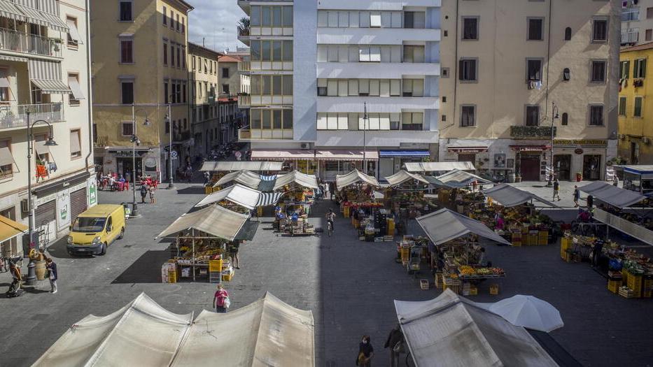 Mercati e rinnovo concessioni, via ai controlli sui requisiti. «A Livorno tre banchi su dieci non sono in regola»