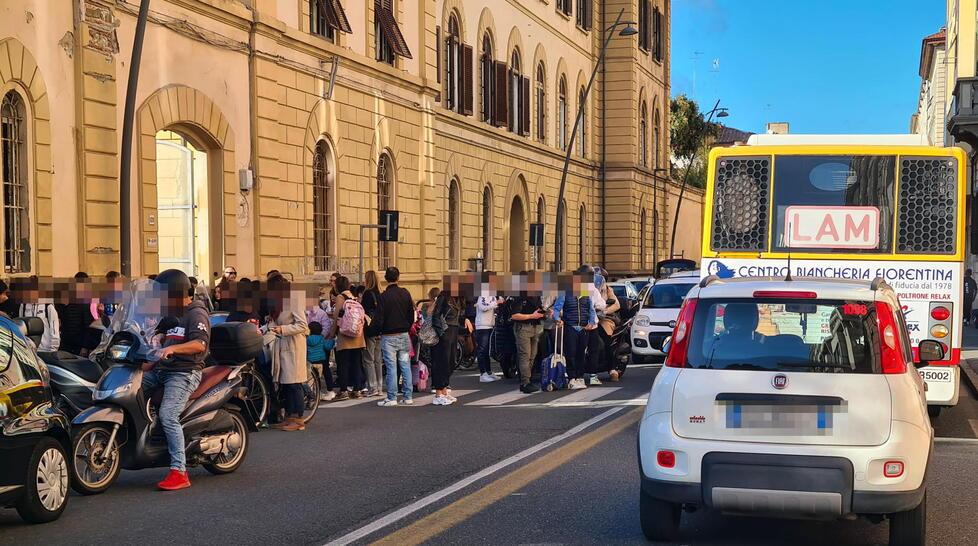 Caos quotidiano in via Marradi, ragazzi in strada come birilli