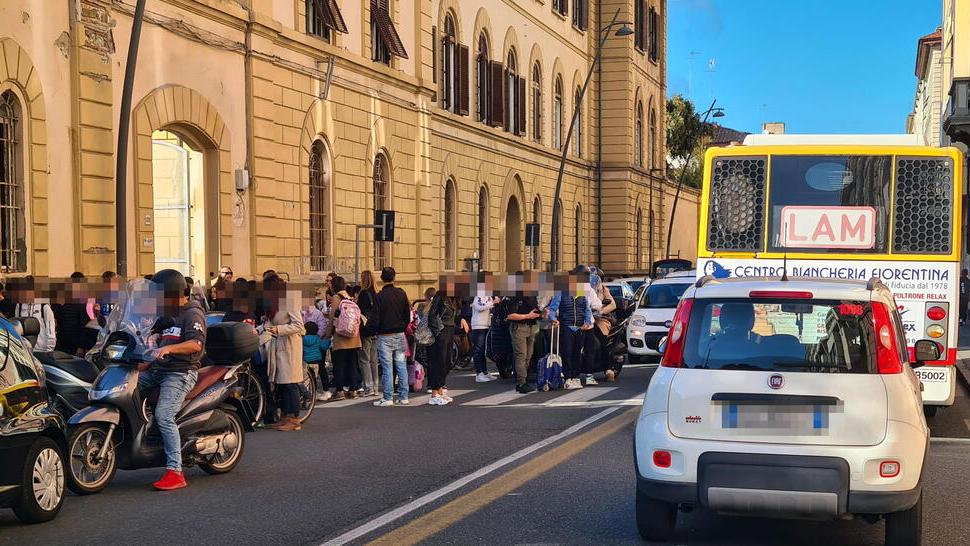 Caos quotidiano in via Marradi, ragazzi in strada come birilli
