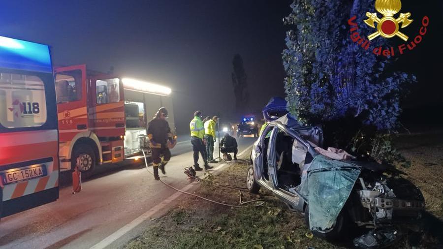 Scortichino, esce di strada e si schianta contro un albero: morta una donna