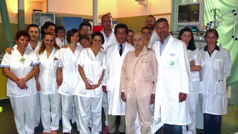 
	Marchionni e la sua squadra con l&rsquo;anziano di pi&ugrave; di 100 anni dopo l&rsquo;intervento al cuore che gli ha salvato la vita

