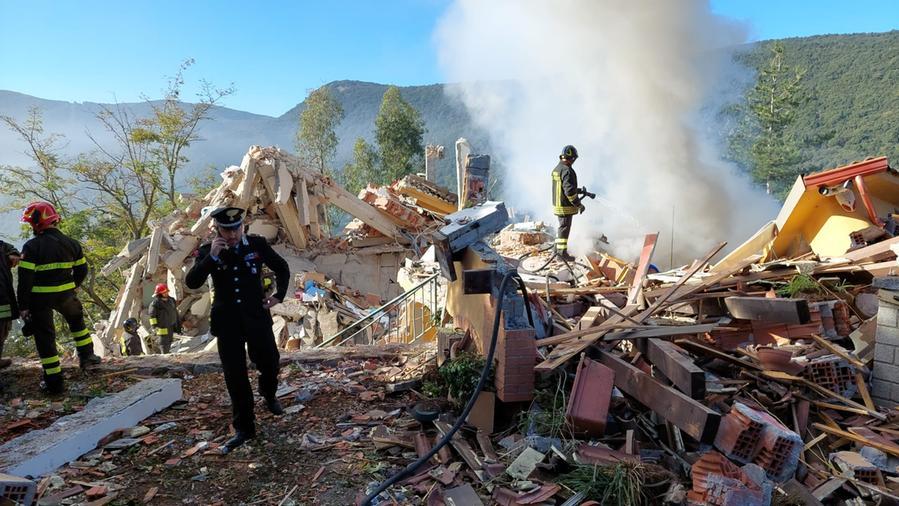 Crolla una casa a Tiana: due persone estratte vive dalle macerie, due disperse