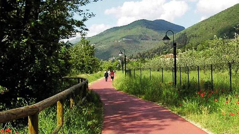La ciclabile lungo il Bisenzio che porta verso la Vallata