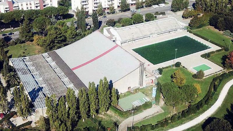 «Tariffe raddoppiate e zero servizi»: è bufera sulla gestione della piscina