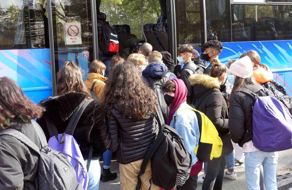 Studenti lasciati a piedi dal bus, la protesta: «I mezzi sempre strapieni»