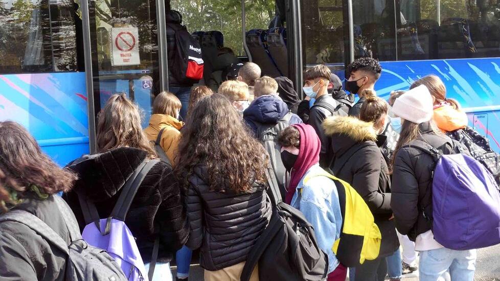 Studenti lasciati a piedi dal bus, la protesta: «I mezzi sempre strapieni»