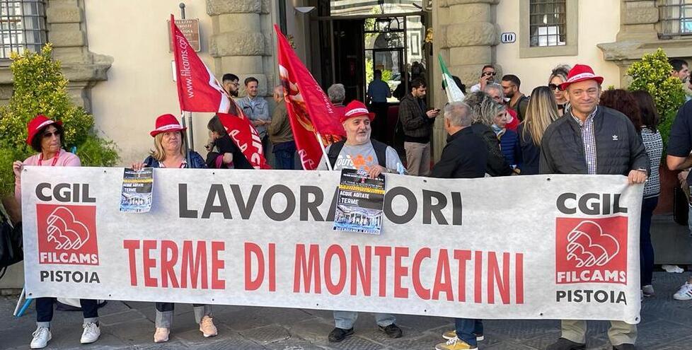 Nella foto in alto la protesta dei lavoratori delle terme in piazza Duomo a Firenze