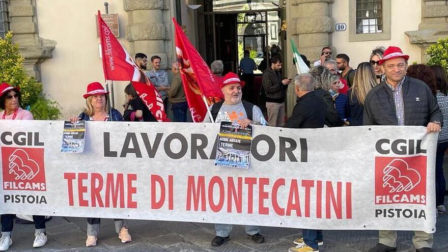 Nella foto in alto la protesta dei lavoratori delle terme in piazza Duomo a Firenze