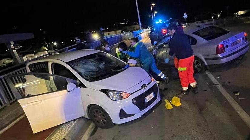 In alto lo schianto di fronte a l Penny: tre feriti, non gravi, ma è andata bene